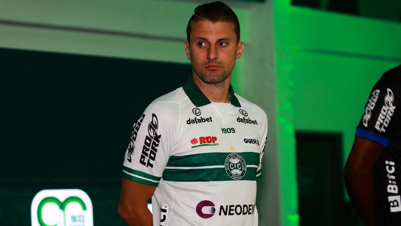 Henrique posa com a nova camisa titular.