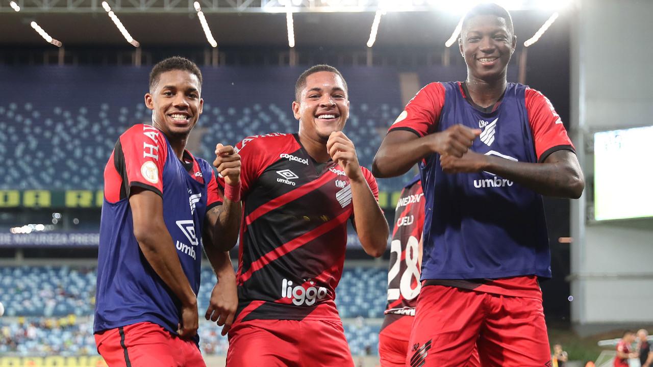 Vitor Roque comemora o primeiro gol pelo Athletico