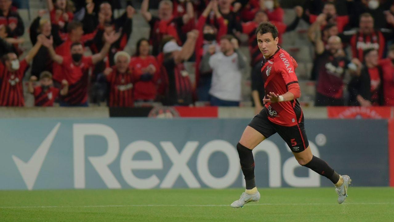 Pablo em ação pelo Athletico