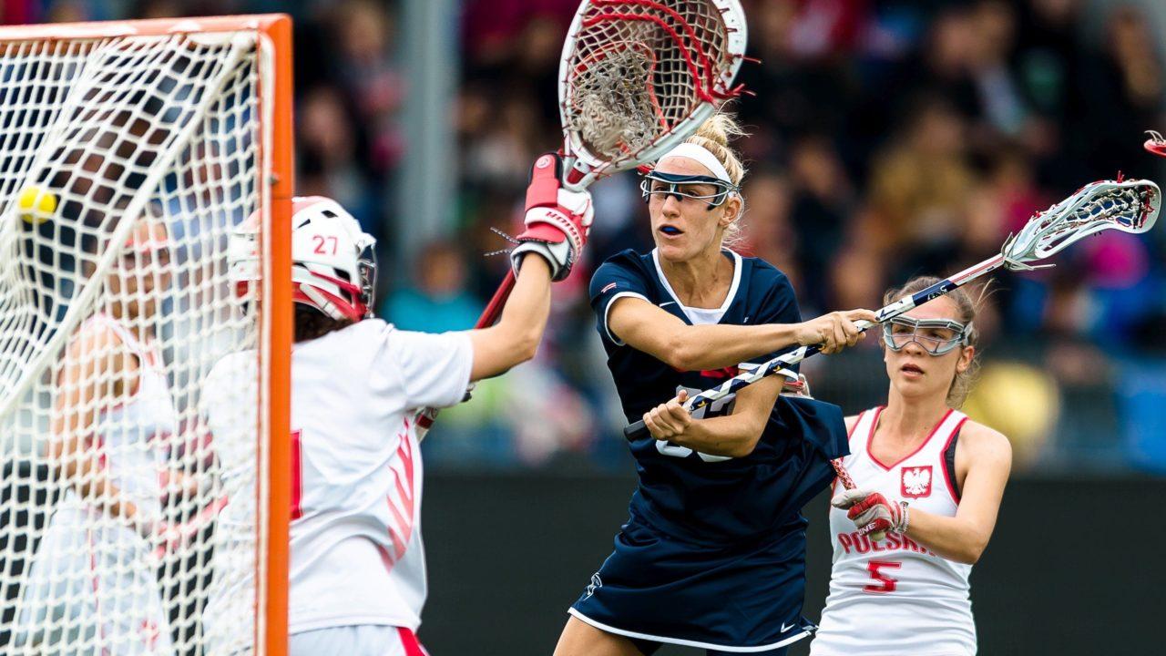 Partida de lacrosse entre Estados Unidos (de azul) e Polônia (de branco), em 2017. Foto: Jan Karwowski/EFE