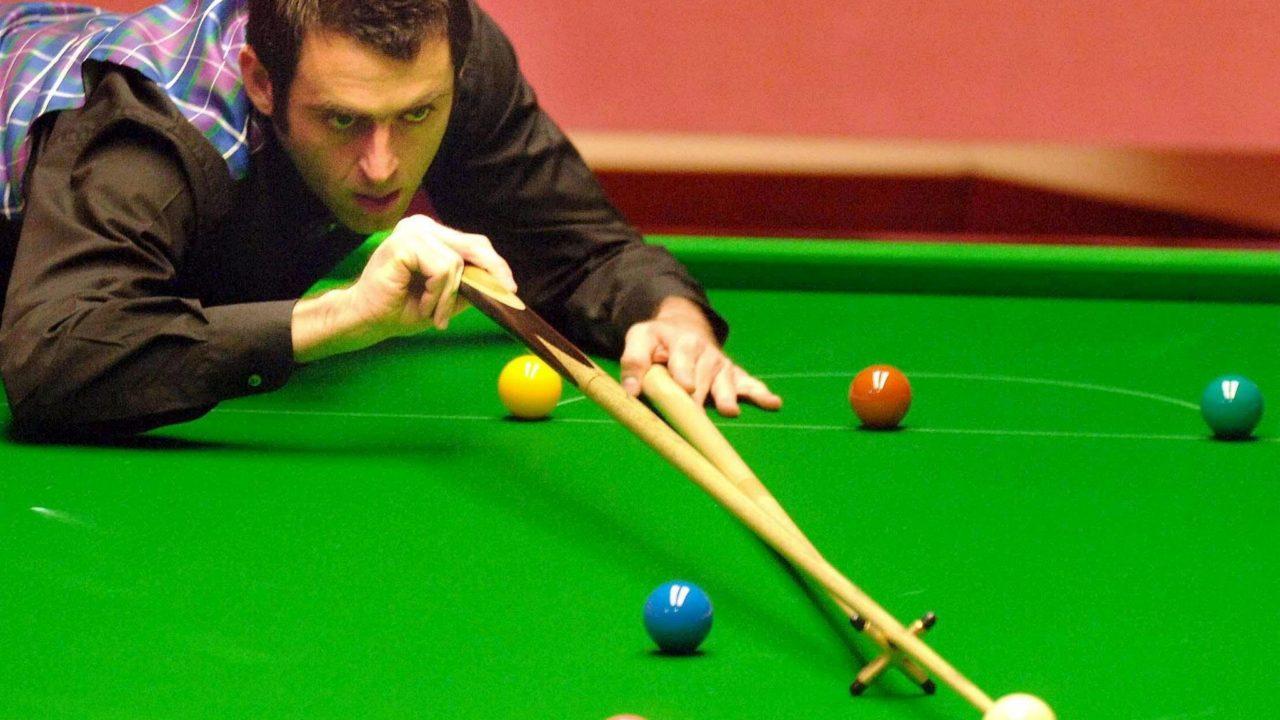 O inglês Ronnie O'Sullivan (aqui, em foto de 2005) é o atual líder do ranking mundial de sinuca e tem sete títulos mundiais no currículo, conquistados entre 2001 e 2022. Foto: John Gilles/EFE