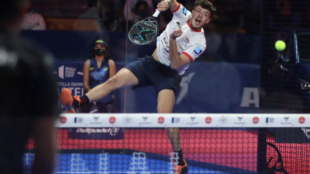 O argentino Agustín Tapia durante a final de um torneio de pádel em Madri, na Espanha. Foto: David Fernández/EFE