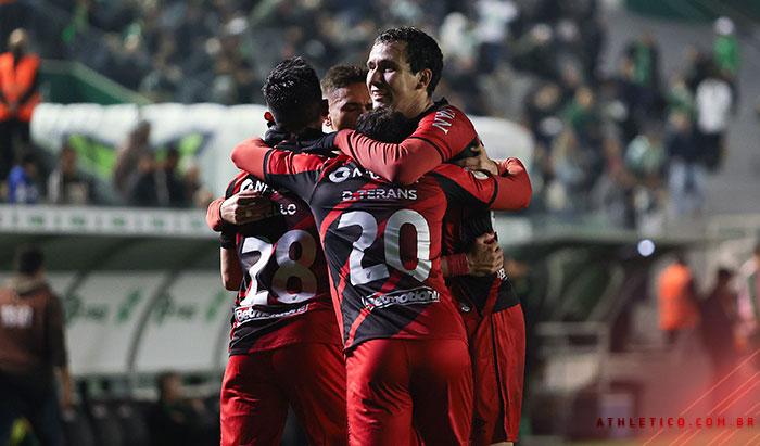 Dupla Atletiba sobe em temporada técnica nivelada