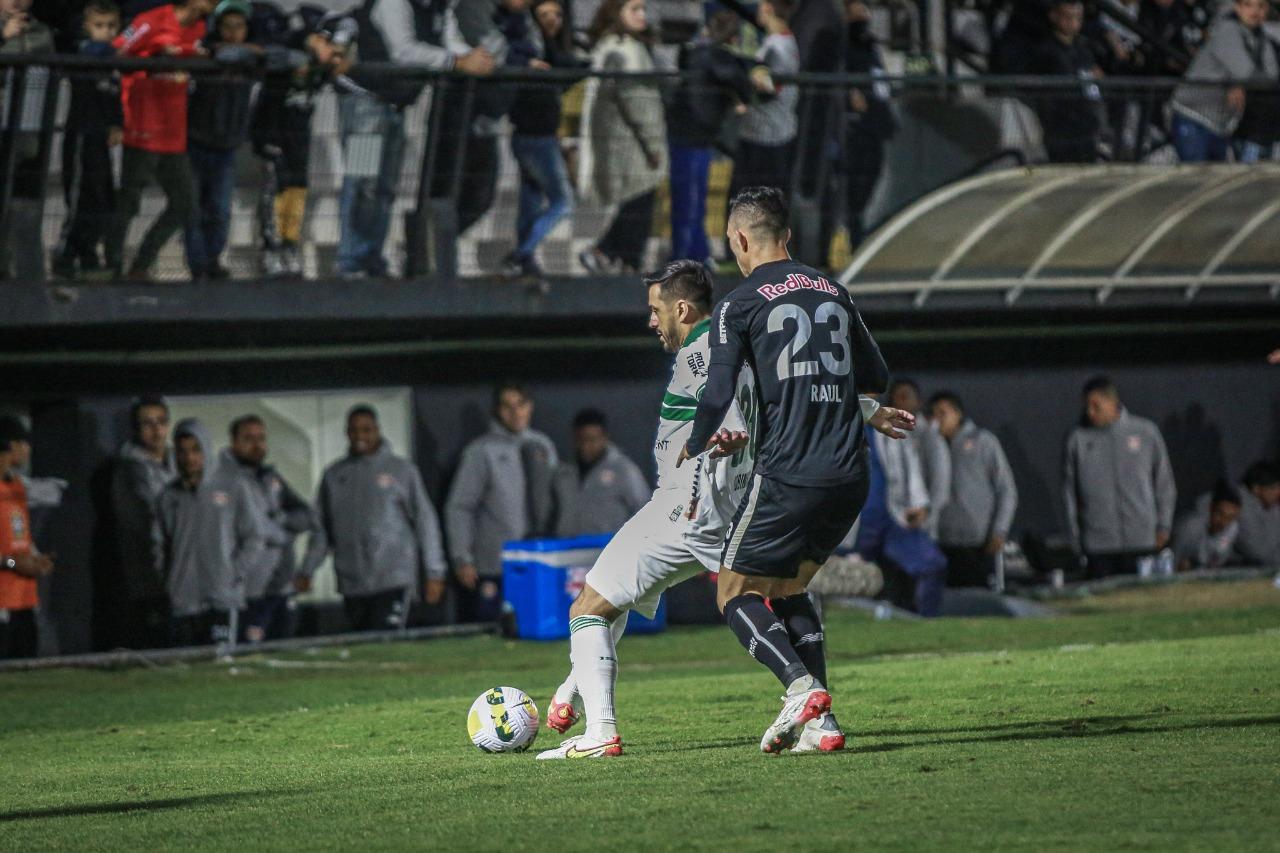 Robinho começou o jogo no banco, entrou no intervalo e saiu lesionado.