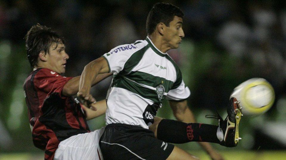 Lance de Coritiba x Athletico no Couto Pereira em 2005