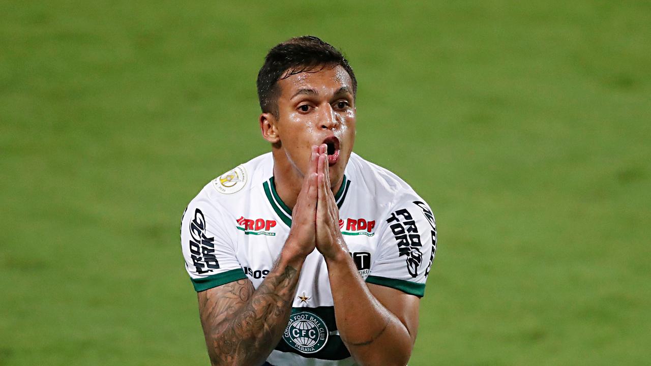 Ex-Coritiba e Paraná é cercado e agredido com capacete ao sair de aeroporto