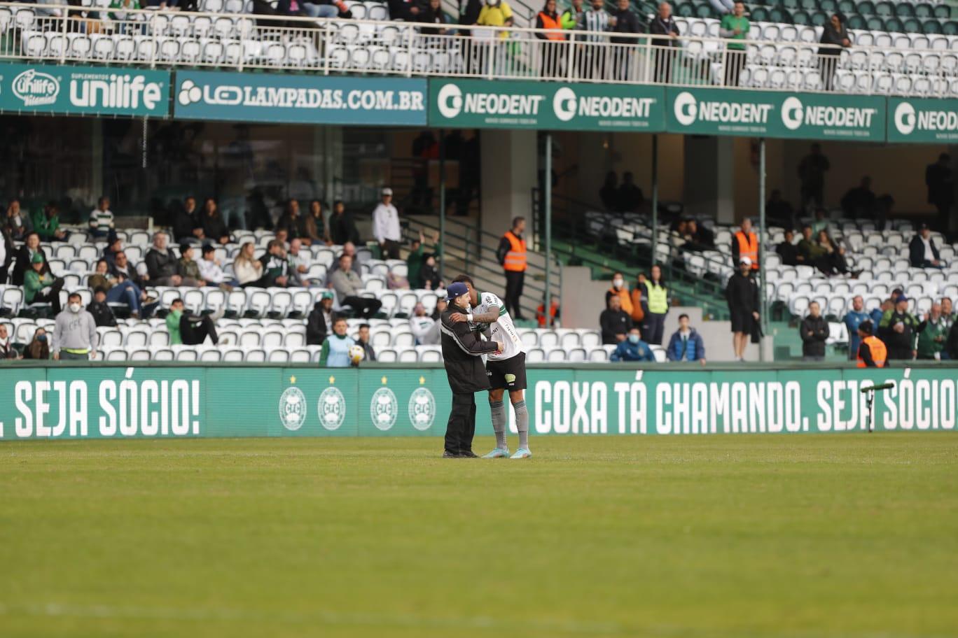 Torcedor invadiu o campo e foi abraçar Alef Manga.