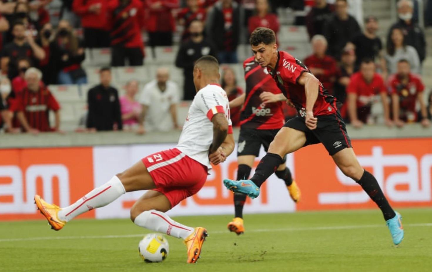 Mais experiente aos 27 anos, Vitor Bueno elogia garotos do Athletico contra o Braga