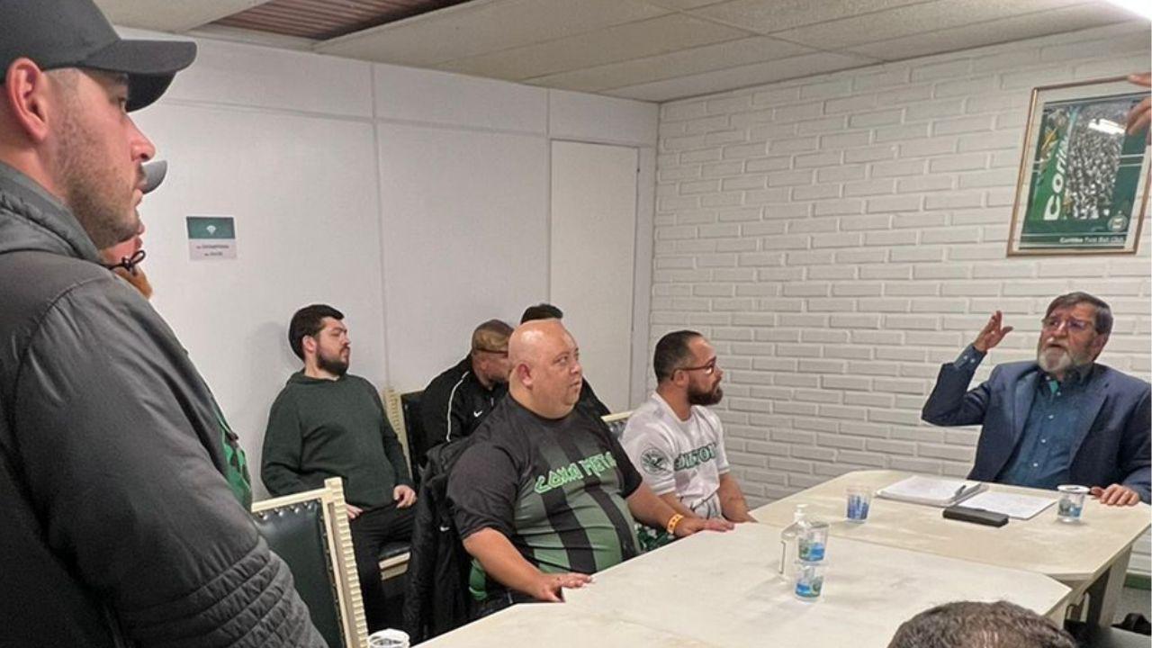 René Simões se reuniu com torcidas organizadas