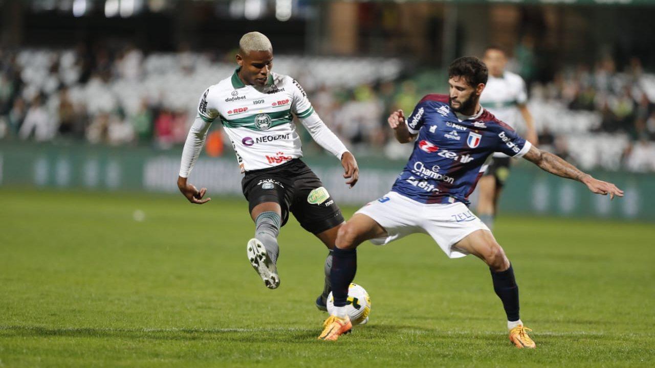 Expulsão de Nathan Mendes complicou o Coxa.