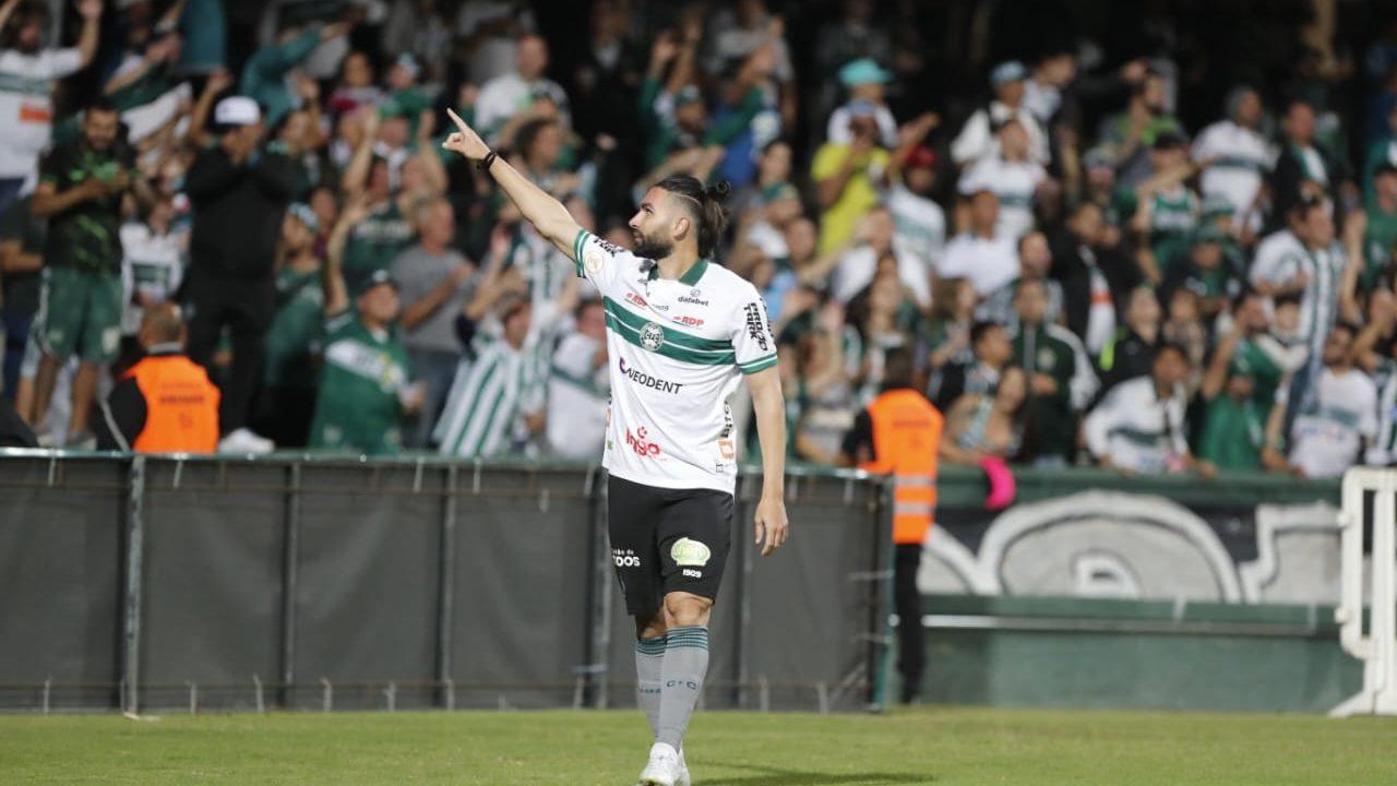 Léo Gamalho abriu o placar no Couto.