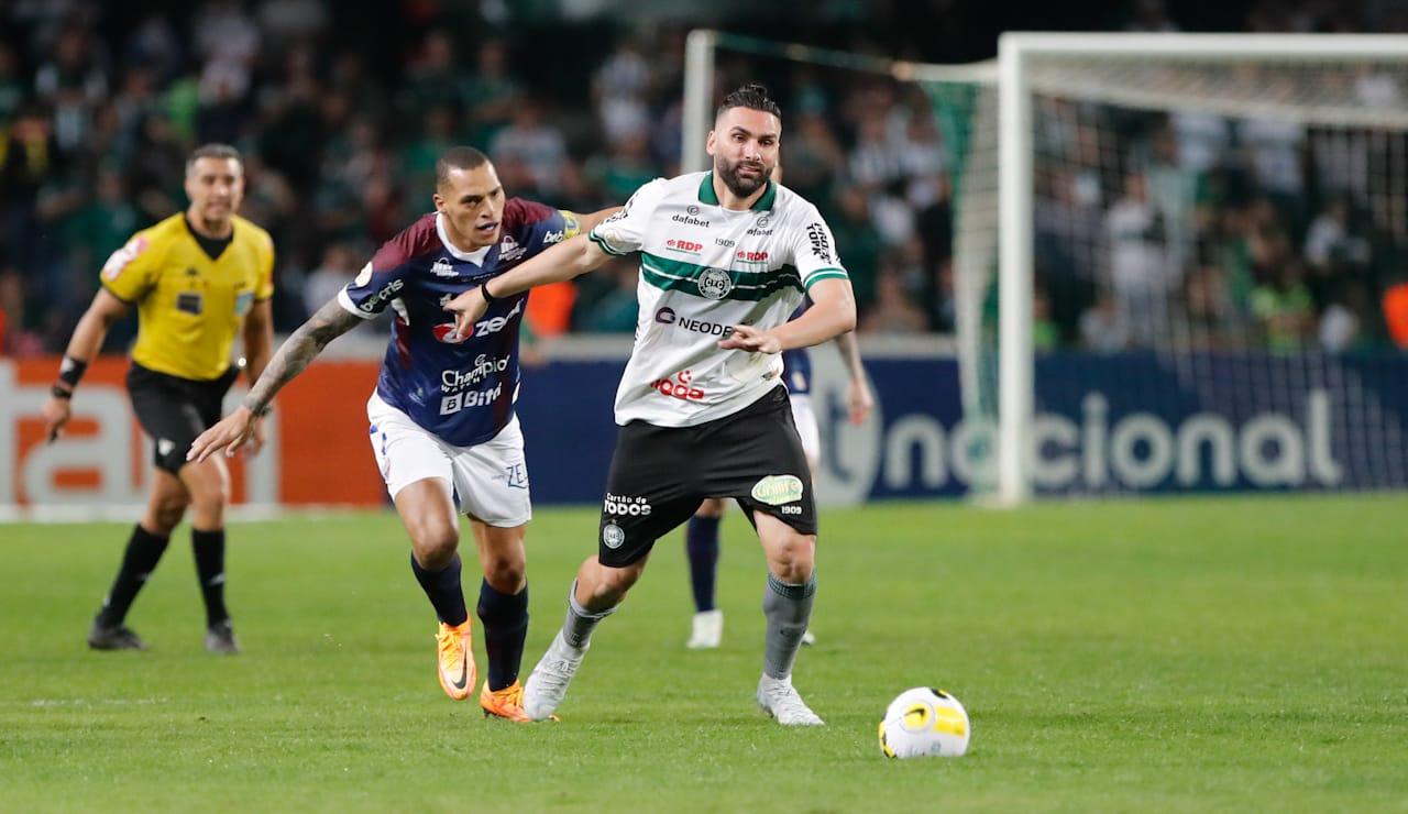 Coritiba arranca vitória fundamental e respira, mas segue cometendo erros