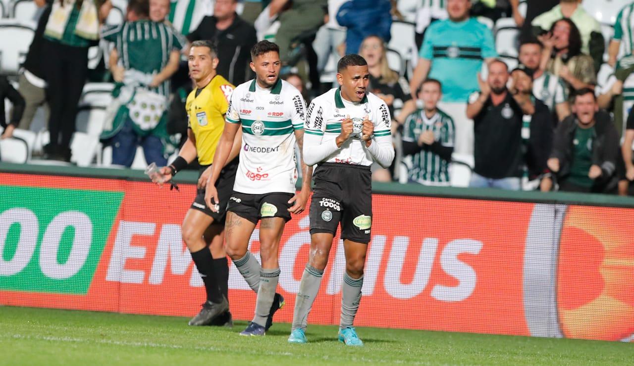 José Hugo não segurou as lágrimas ao marcar o gol.
