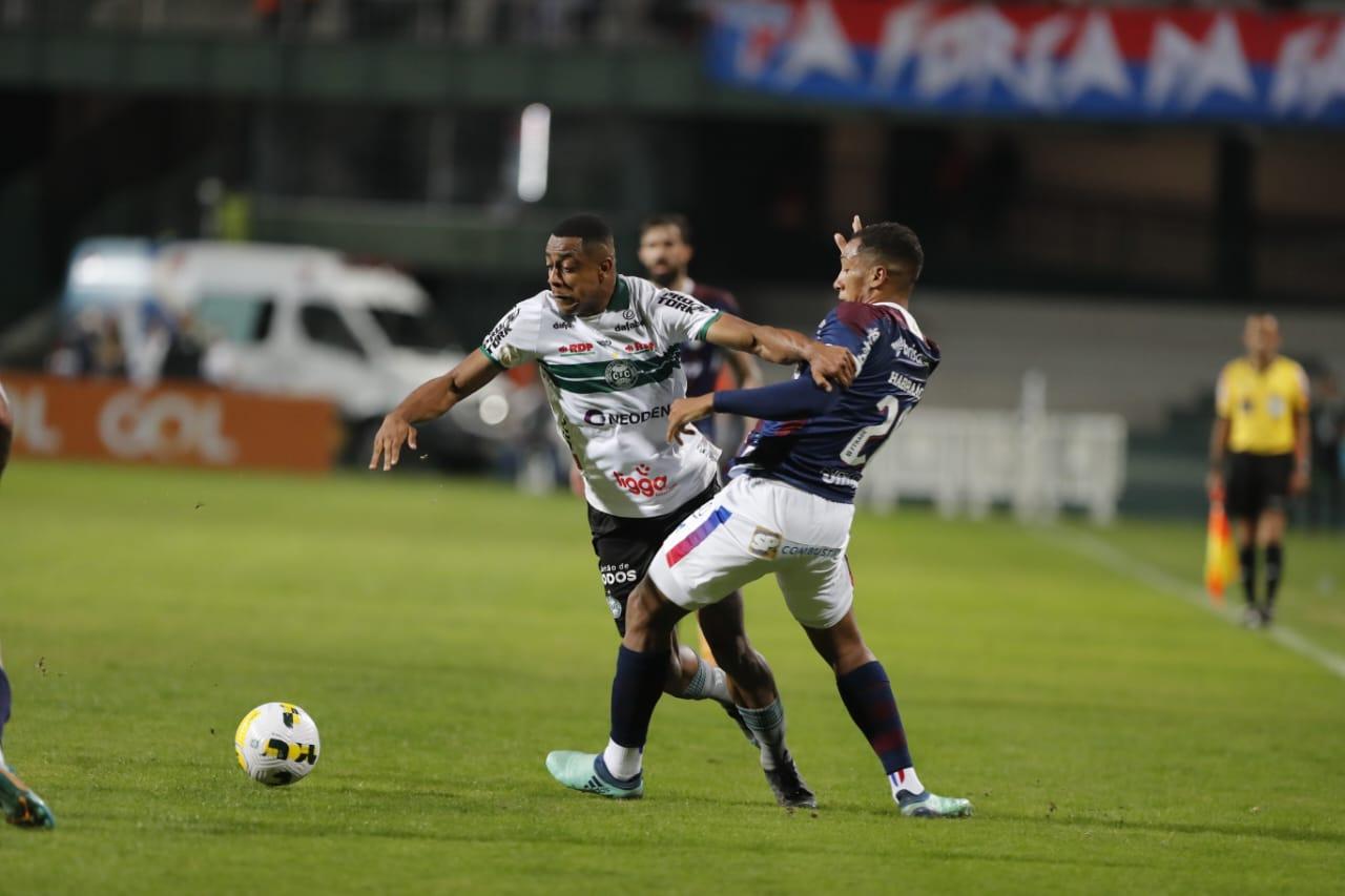 Saindo da escuridão, o Coritiba ganha e sai da zona