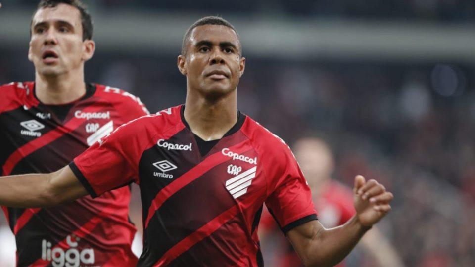 Erick comemora gol pelo Athletico