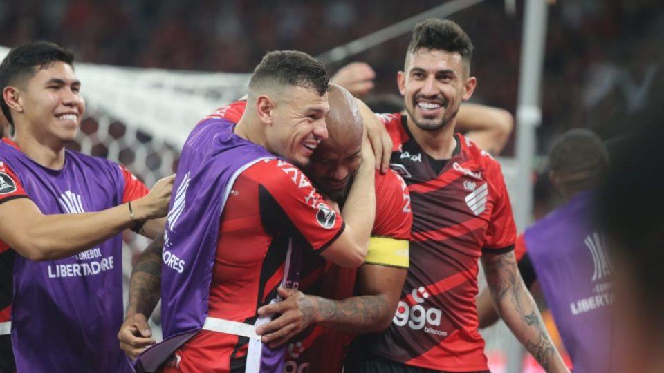 Thiago Heleno comemora gol, mas árbitro anula