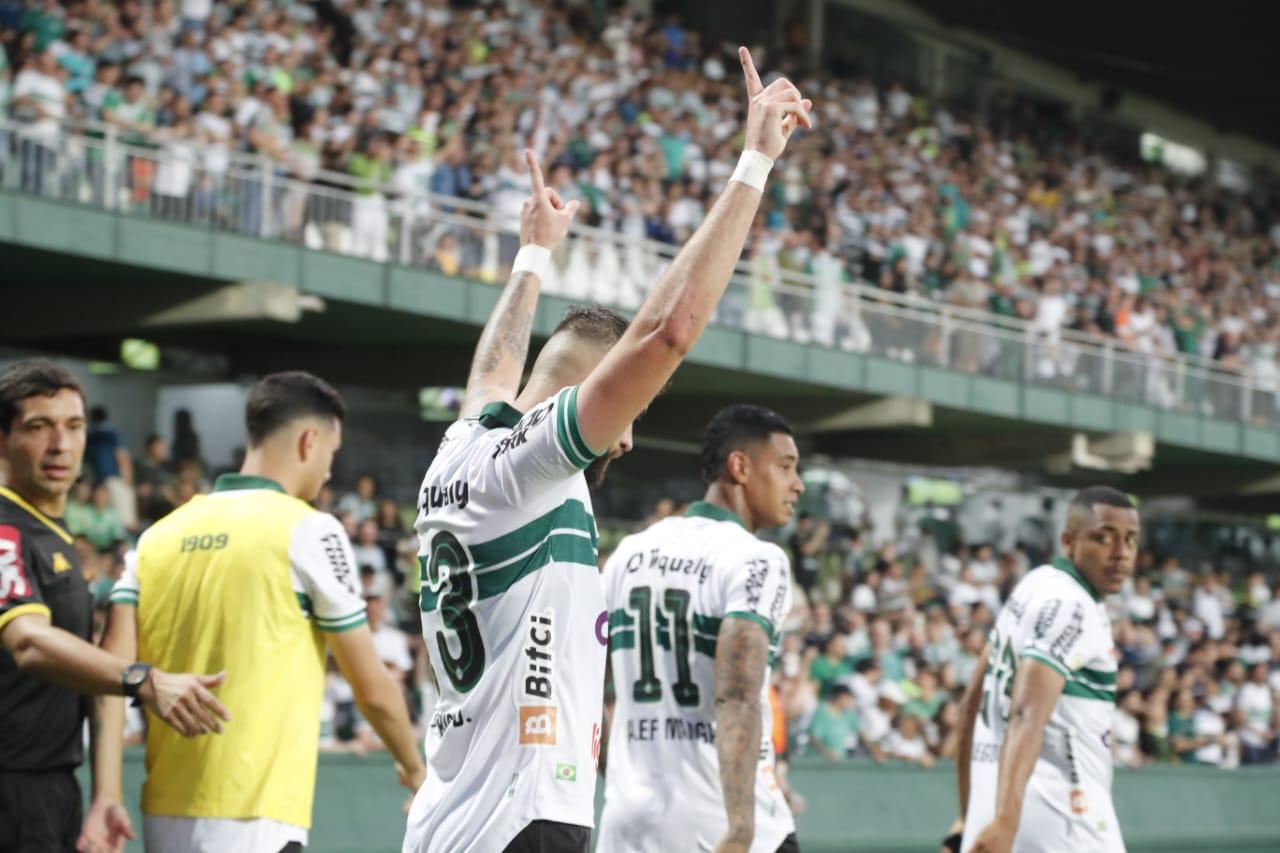 Fabrício Daniel comemora primeiro gol pelo Coritiba.