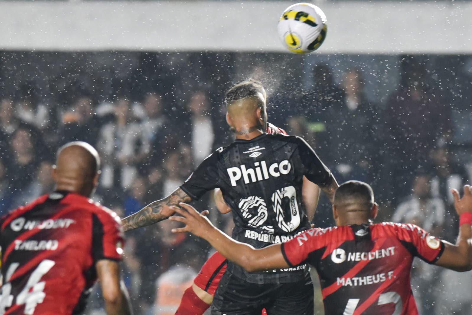 Luan faz de cabeça o primeiro gol do Santos