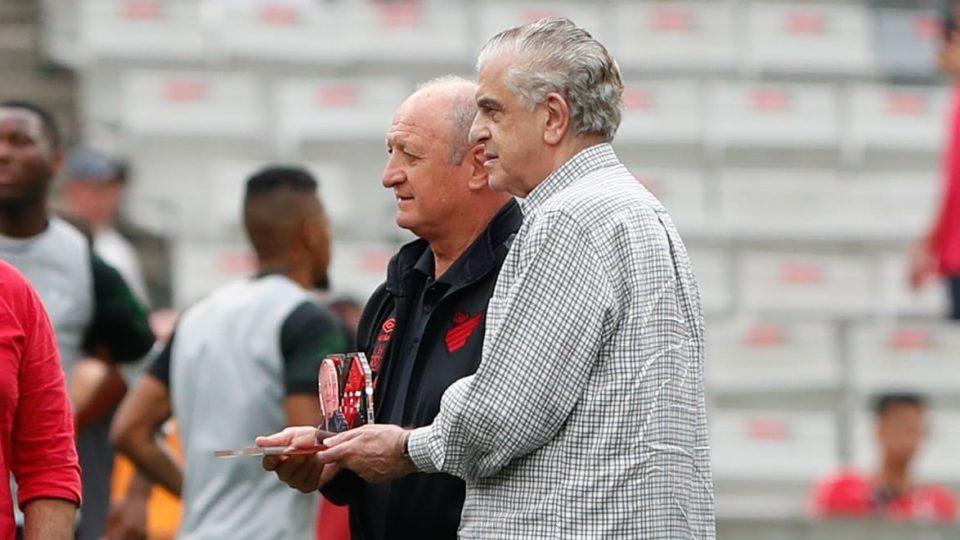 Felipão recebe placa de Petraglia
