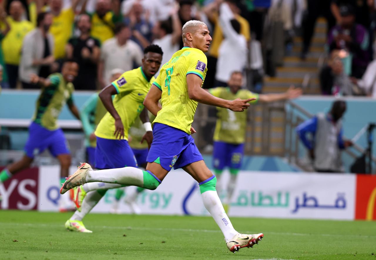Richarlison comemora gol.