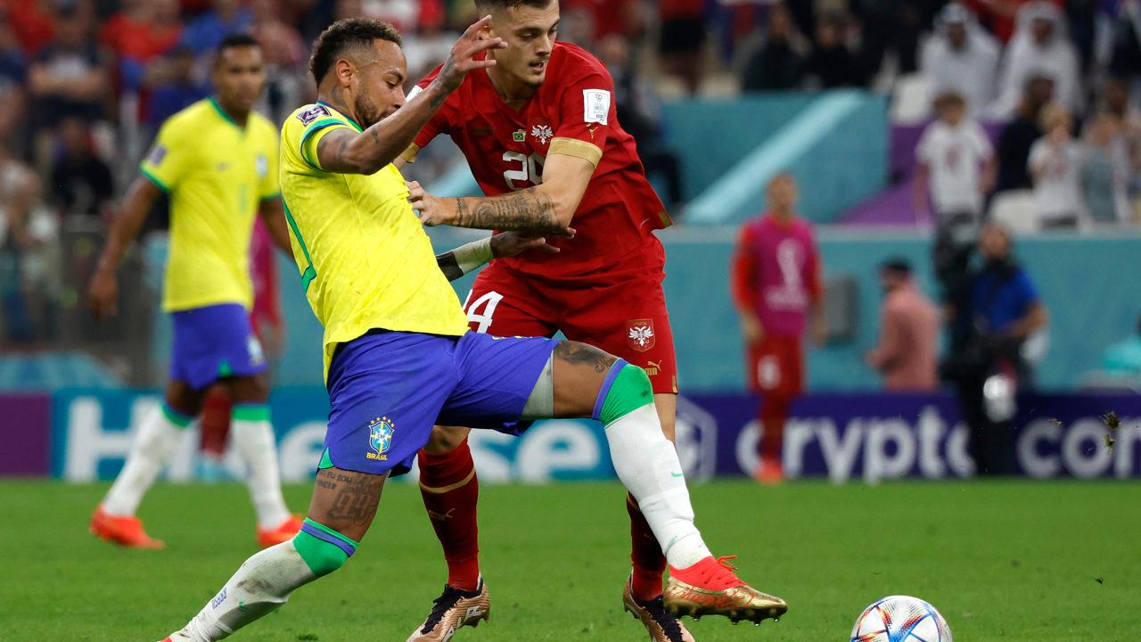 Neymar foi caçado em campo.