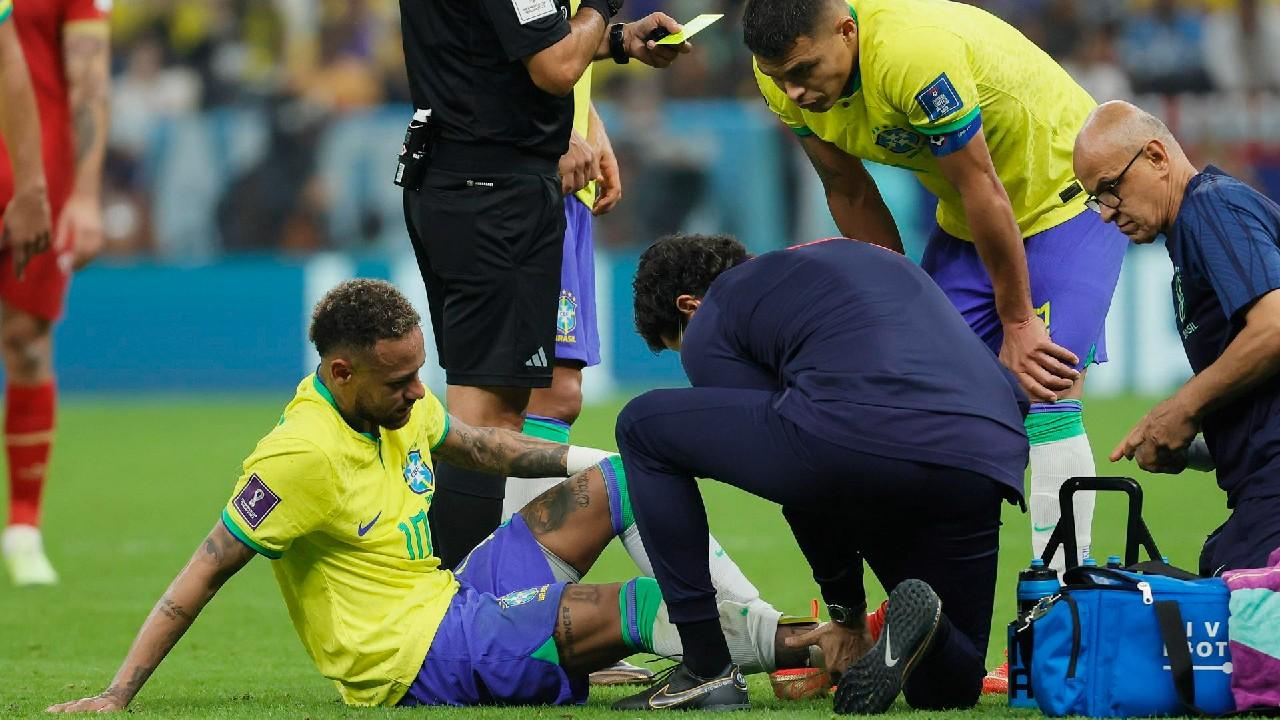Neymar precisará de tempo para saber gravidade da lesão.