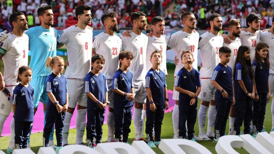 Jogadores cantaram o hino desta vez.