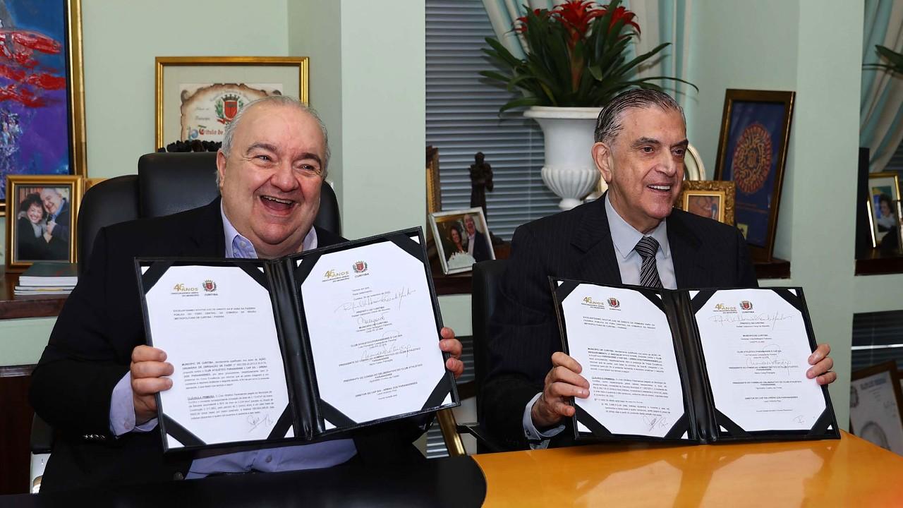Baixada: Petraglia e Greca juntos com sorriso de Mona Lisa