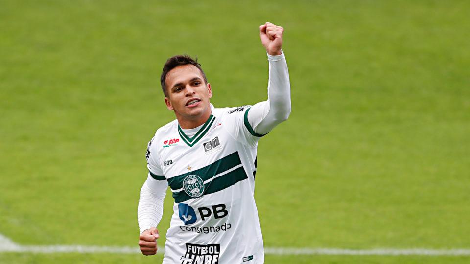 Coritiba encaminha retorno do atacante Robson