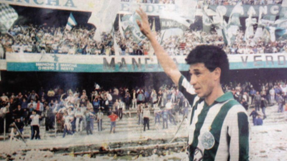 Tostão com a camisa do Coxa. Foto: Tribuna do Paraná.