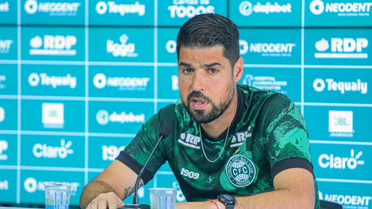 António Oliveira é o técnico do Coxa para 2023.