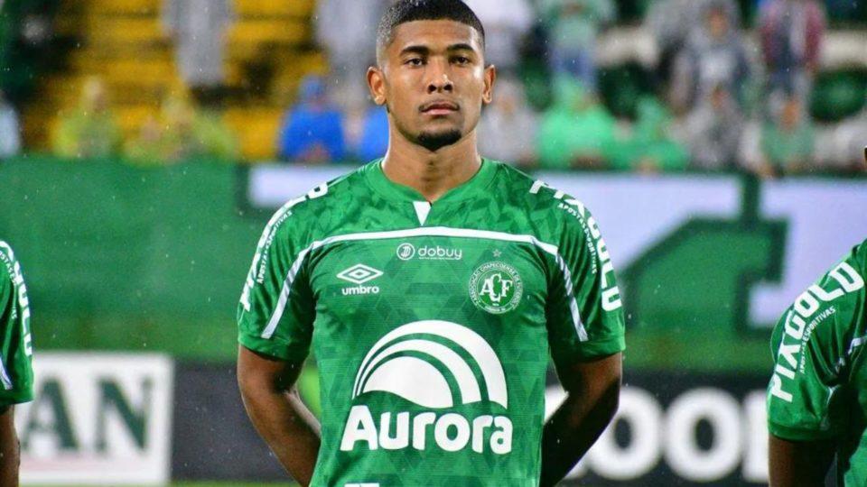 Lateral da Chapecoense pode ser reposição no Athletico para saída de Abner