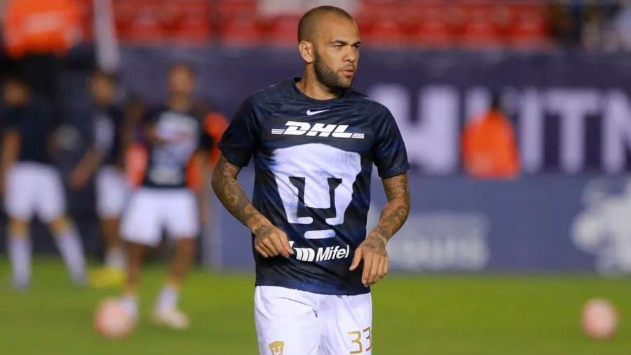 Daniel Alves teve o contrato rescindido pelo Pumas