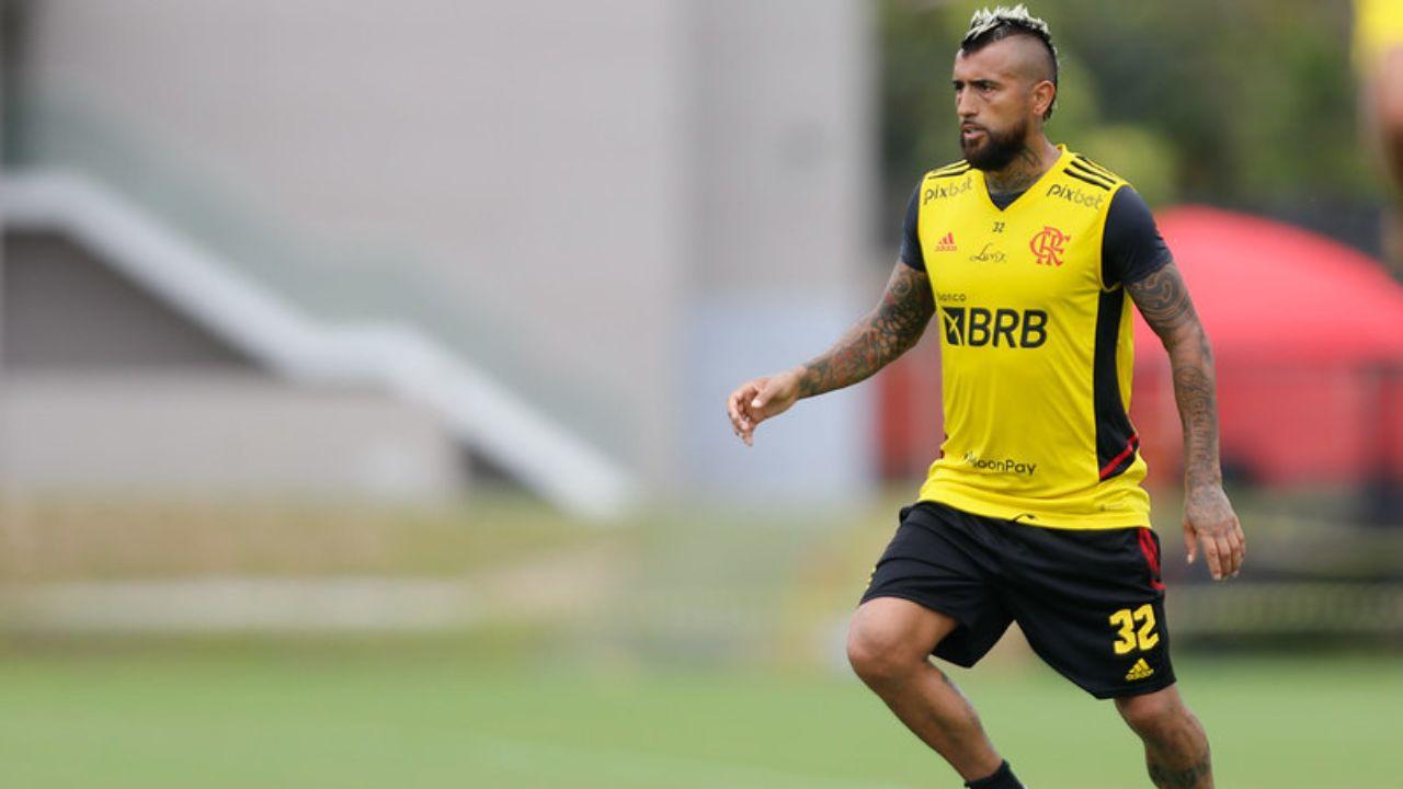 O meia chileno Arturo Vidal