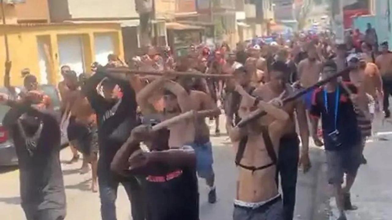 Torcedores com paus e ferros