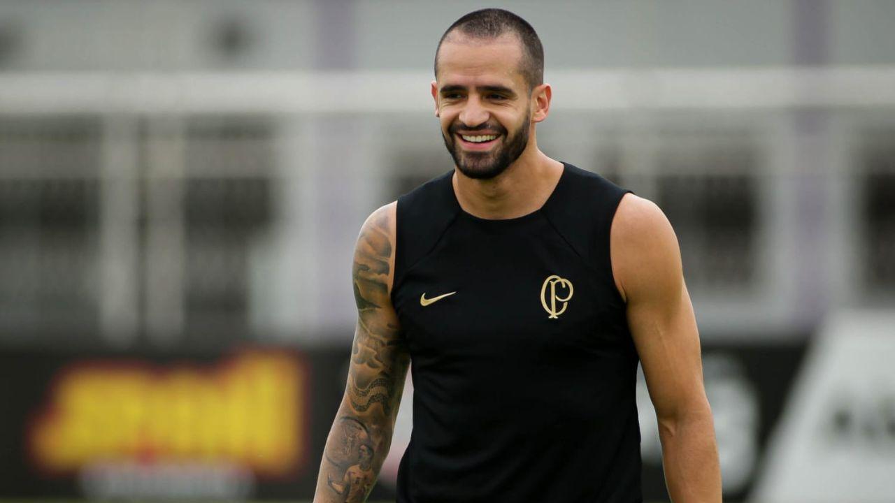Sem substituto para Renato Augusto, Corinthians deve ter meio-campo “camaleão”