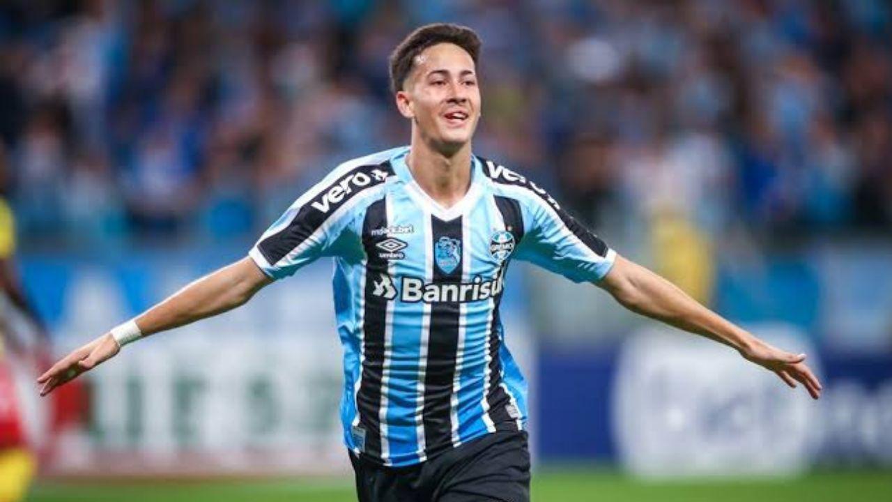 Coritiba encaminha contratação de jovem meia do Grêmio