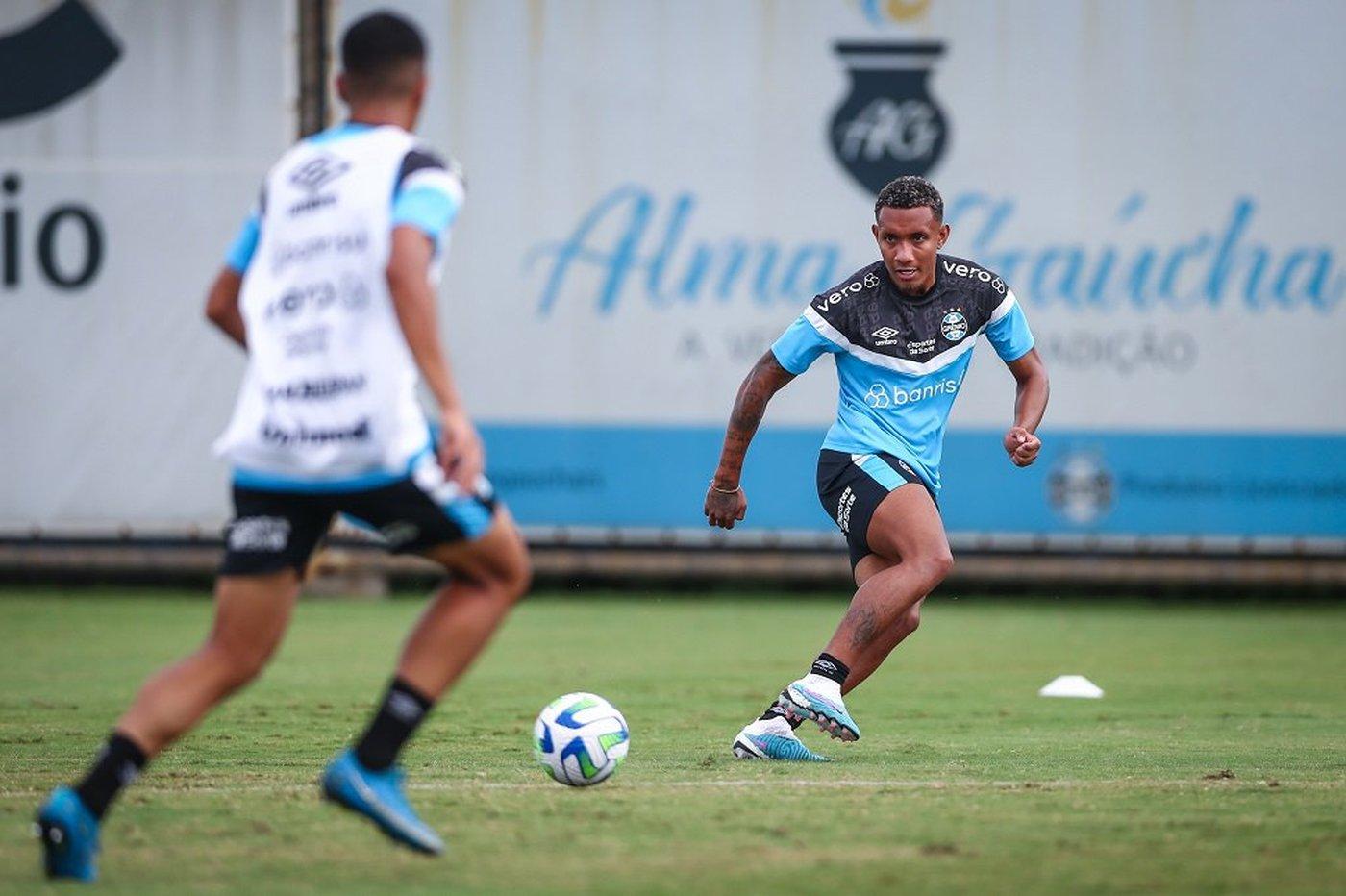 Atacante Wesley Pombo acerta com o Coxa.