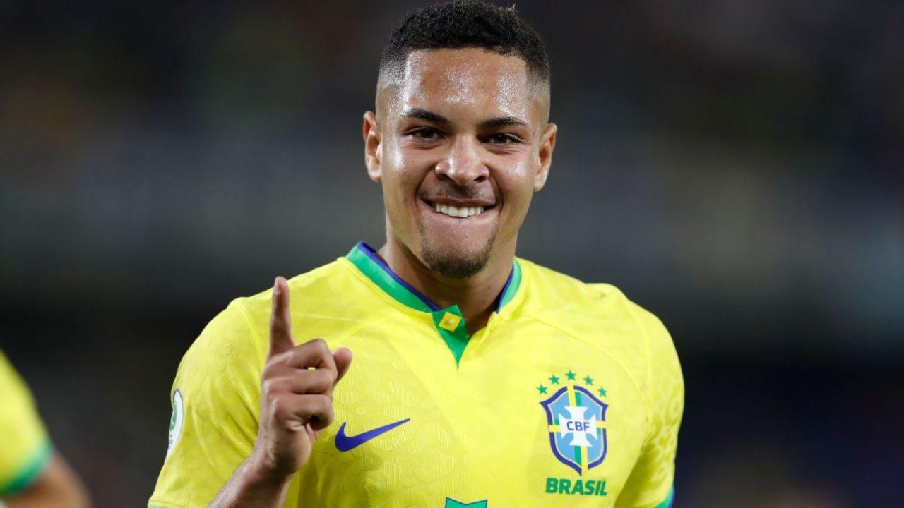 Vitor Roque recebeu conselhos de Fernandinho no Athletico
