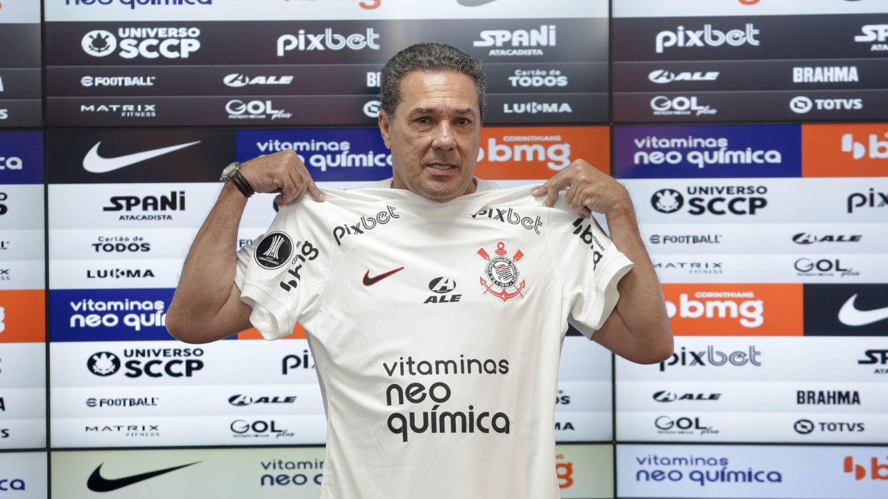 Luxemburgo diz que Corinthians é “canhão” e nega estar ultrapassado