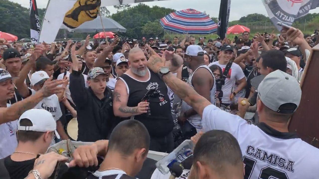 Torcida protesta no CT do Corinthians e Luxa age como “escudo” para conter crise