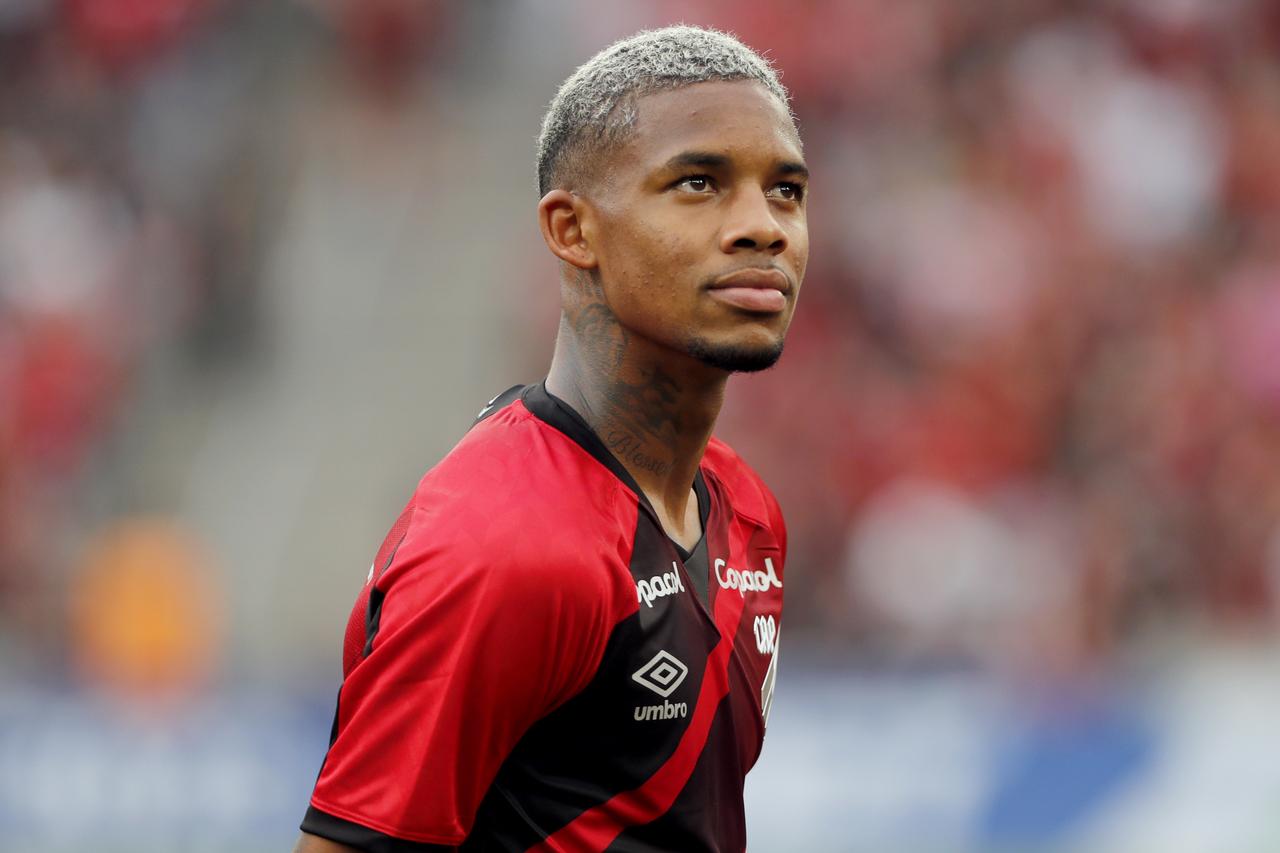 Lateral Pedrinho, ex-Athletico, assina com o Shakhtar Donetsk, da Ucrânia