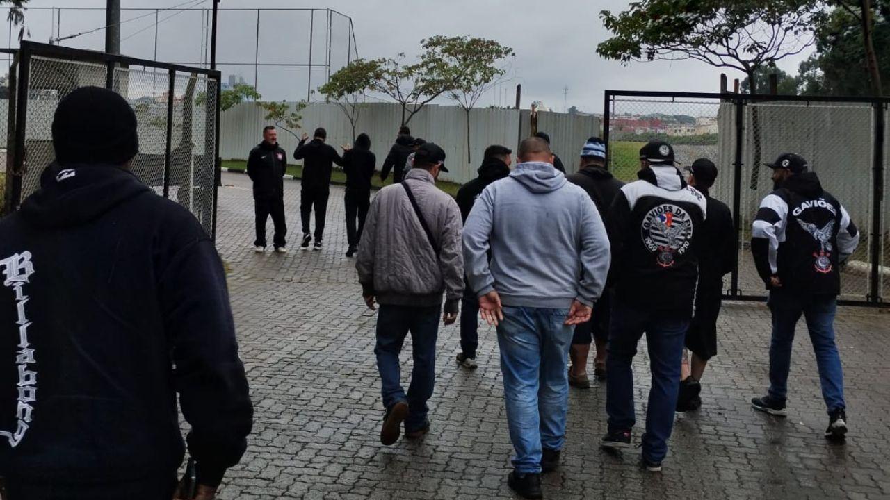 Organizada vai ao CT e cobra dos principais jogadores melhor desempenho do Corinthians