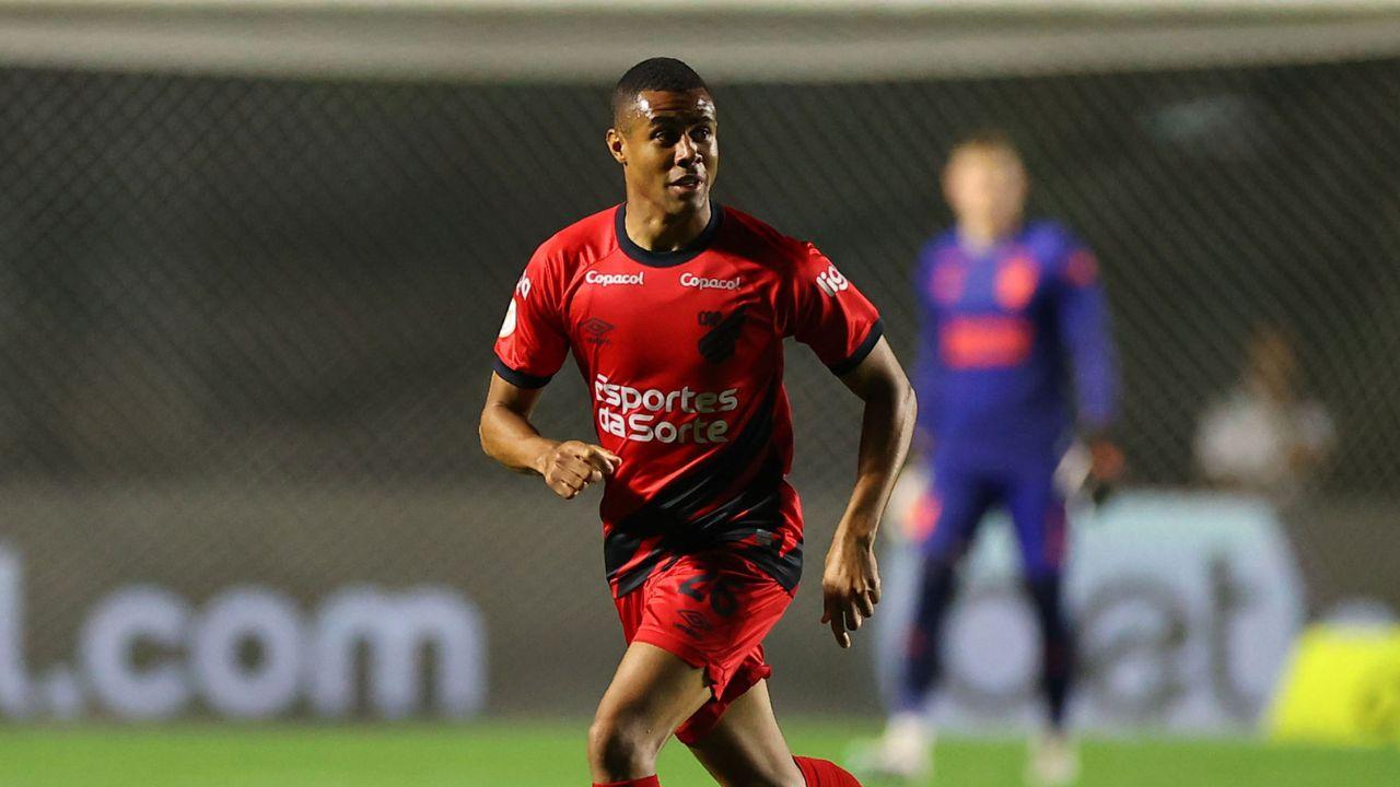 Athletico nega segunda proposta por volante, mas Corinthians não desiste