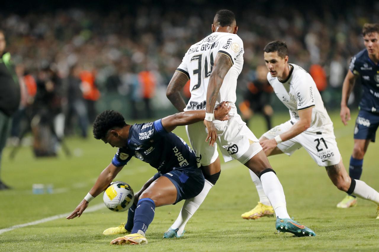 Coritiba desafia invencibilidade do Corinthians com Luxa e longo jejum