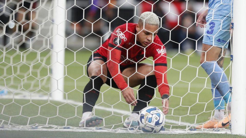 Barcelona quer antecipar saída de Vitor Roque do Athletico