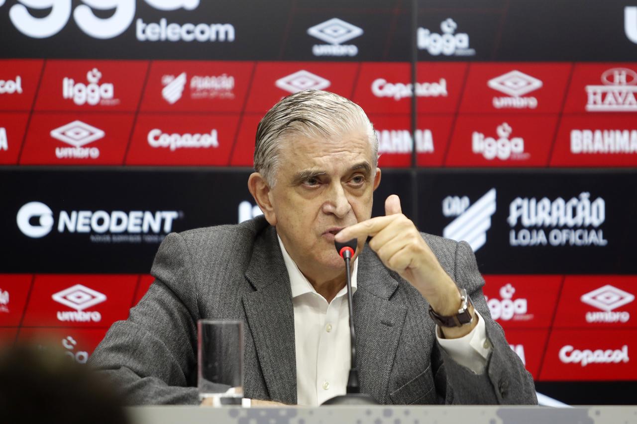 Petraglia deve restabelecer a ordem no Athletico