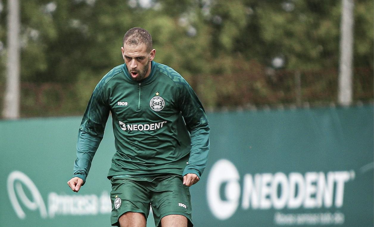 Torcida do Coritiba está ansiosa e curiosa com as novas contratações