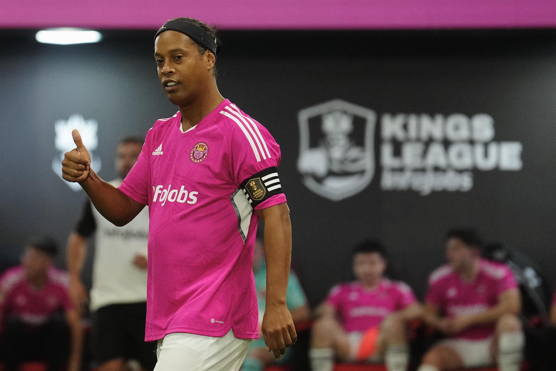 Ronaldinho ‘dribla’ torcedor que invadiu o campo em jogo de lendas do Barcelona