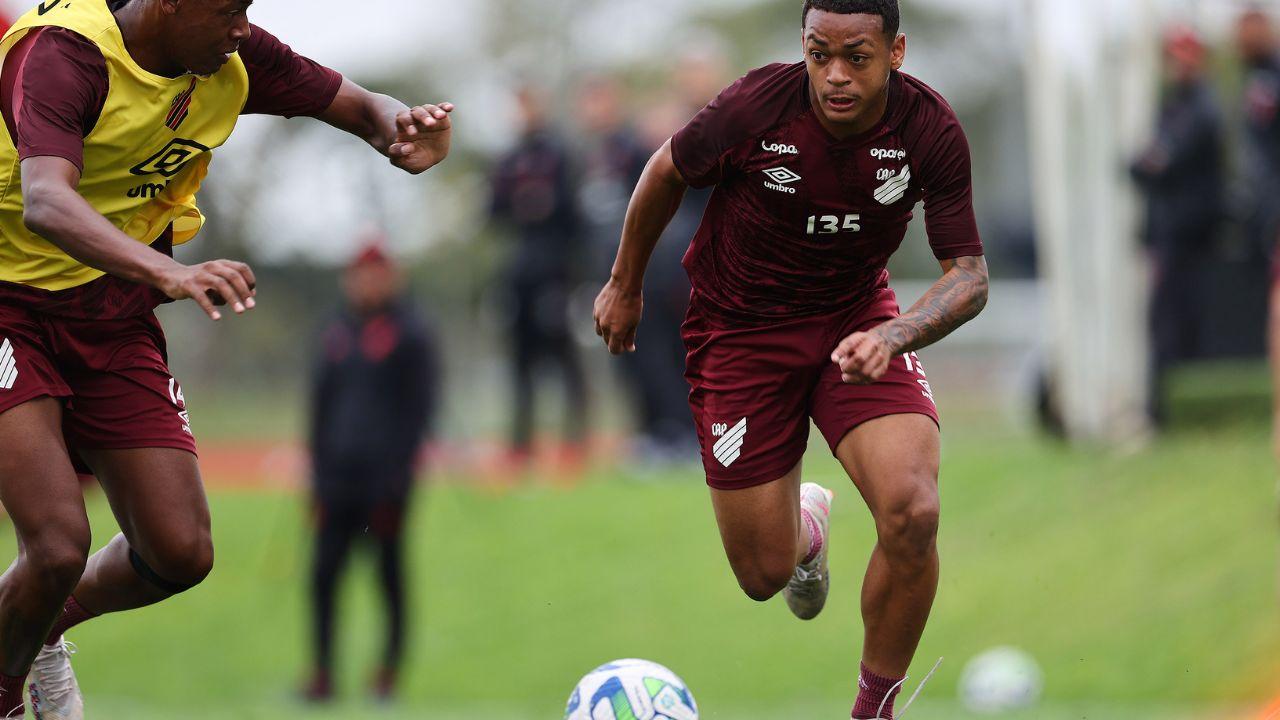 Leonardo Derik em treino do grupo principal do Athletico